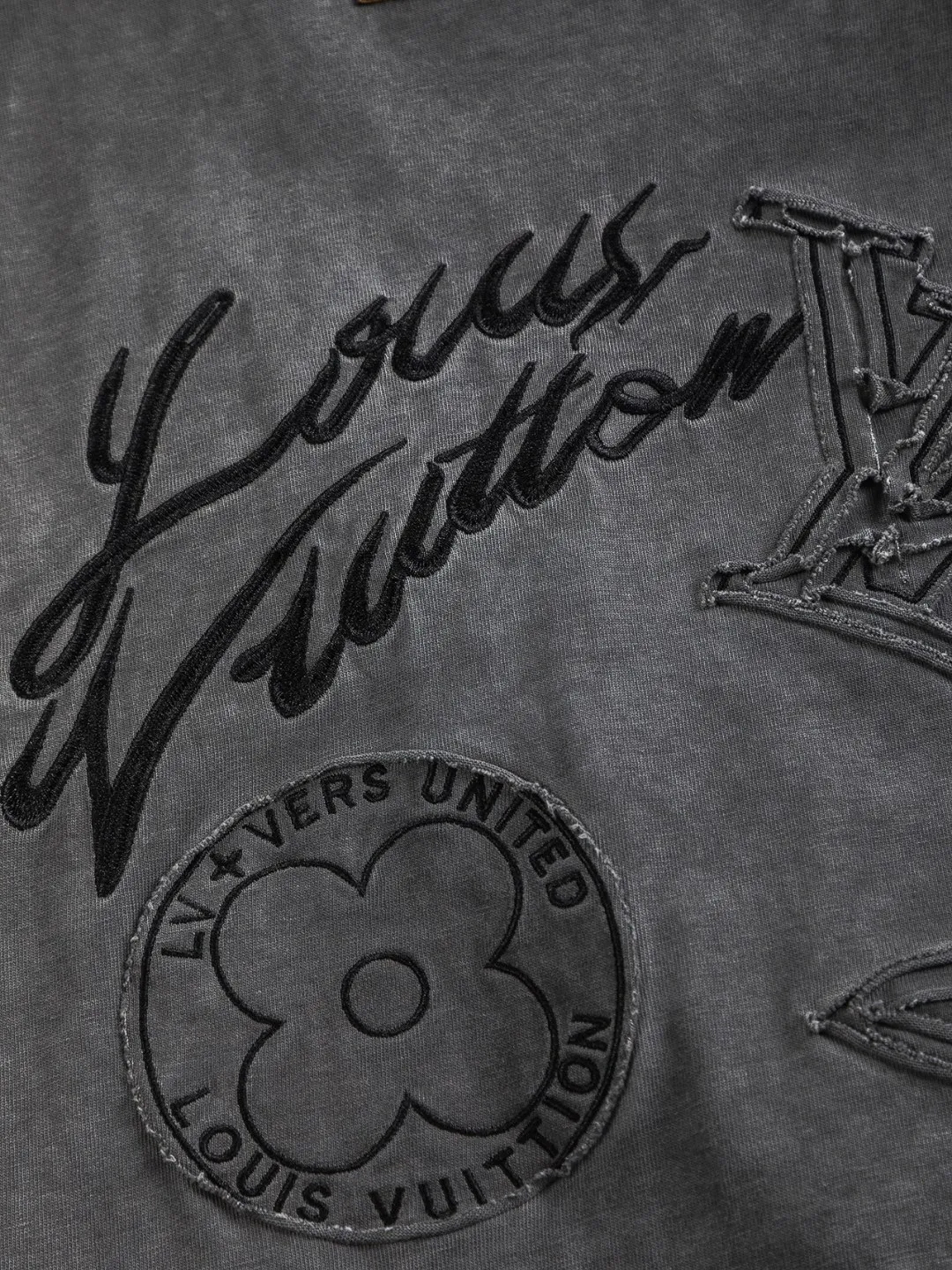 🅿️250 Louis Vuitton 1V Lvjia slightly wide version S-Xl LV 25ss new product counters are on the shelves at the same time. Multiple craftsmanship, chest cut letter patch, back panel cut clover ☘️ patch, letter signature style, one-piece design 🪡 Embroidered round neck short-sleeved T-shirt, same style for men and women! Synchronized with the official website, pure cotton fabrics at the counter! It is close to the skin and comfortable, durable and easy to wear. It has a classic and simple logo design and meticulous original craftsmanship. Short-sleeves, a must-have item for men, do not appear to be the same for the general public, but must be unique and eye-catching. This LV short-sleeve is all about quality, comfort, the same shape and fashion as always, including fabrics and cutting techniques. All of them have been made with great effort! 320 grams of washed pure cotton fabric, pure cotton is breathable, very refreshing and comfortable for daily wear. The rib knitting on the neckline is smooth and tight, and the neckline will not be skewed if you toss it at will. The loose version, you will find that it looks really good on the upper body. The overall is minimalist and neat, super versatile for daily use! Pair it casually with a pair of pants for a youthful look. A T-shirt will make your outfit crazy. It is a fashionable item that can never go wrong! Color: dark gray light blue, Size: S-XL Size chart: S: Shoulder width 50-Bust 54-Length 70 M: Shoulder width 52-Bust 56.5-Length 72 L: Shoulder width 54-Bust 59-Length 74 XL: Shoulder width 56-Bust 61.5-Length 76